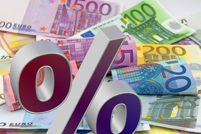© M. Schuppich - Adobe Stock.com Foto: Euro-Scheine und Prozentzeichen