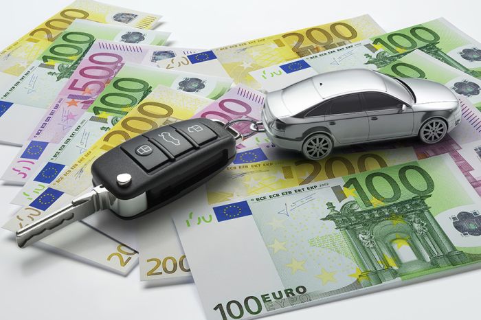 © peterschreiber.media - stock.adobe.com Foto: Autoschlüssel und Geld