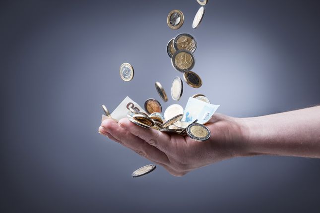 Foto: Geld fällt auch Handfläche