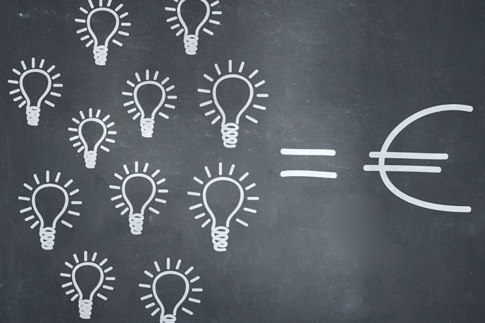 © VRD - stock.adobe.com Foto: Kreide gezeichnete Glühbirnen und Eurosymbol