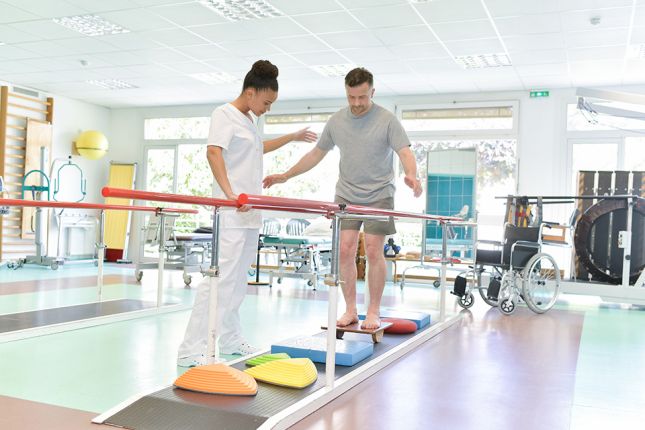 Foto: Person beim Rehatraining