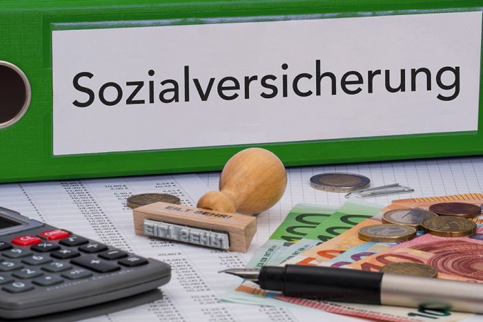 © skywalk154 - stock.adobe.com Foto: grüner Ordner mit Aufschrift Sozialversicherung