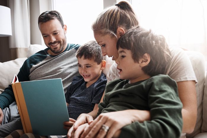 © Reese/peopleimages.com - Adobe Stock.com Foto: Familie liest Buch