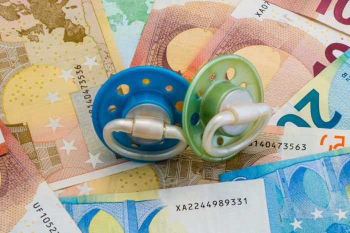 © pusteflower9024 - stock.adobe.com Foto: Geldscheine und Schnuller