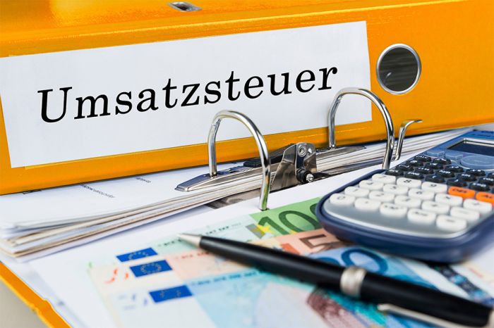 Foto: Aktenordner auf Schreibtisch mit Beschriftung